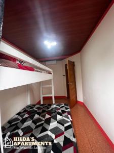 Katil dua tingkat atau katil-katil dua tingkat dalam bilik di Hilda’s Apartments