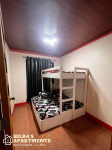 Habitación pequeña con litera en una habitación en Hilda’s Apartments, en San Fernando