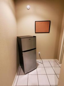 een kleine koelkast in de hoek van een kamer bij Master Bed & Bath Just For You in Bentonville