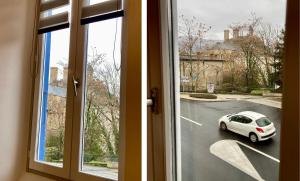 een uitzicht vanuit een raam van een auto op een straat bij Studio Le Terra - Petit déjeuner inclus 1ère nuit - AUX 4 LOGIS in Foix