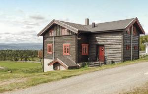 une petite maison en bois sur le côté d'une route dans l'établissement Sulseter Fjellstugu, à Vinstra