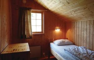 Habitación pequeña con cama y ventana en Sulseter Fjellstugu en Vinstra