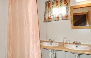 łazienka z 2 umywalkami i oknem w obiekcie Sulseter Fjellstugu w mieście Vinstra