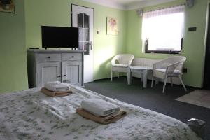 una camera con un letto con due cuscini sopra di Penzion Na Statku a Starý Vestec