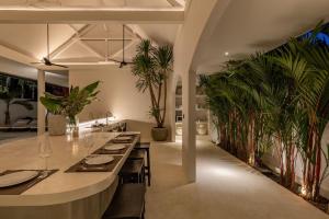 Khu vực ghế ngồi tại Luxury Minimalist Villa in Umalas Private Pool