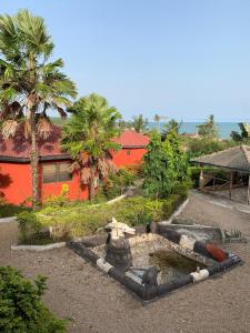 海岸角的住宿－Paradise Ocean Resort，一座花园,在一座建筑前方有一个喷泉