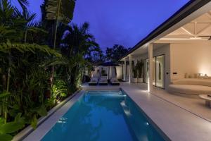 an infinity pool in the backyard of a villa at Calamus Luxury Villa in Umalas Private Pool in Canggu