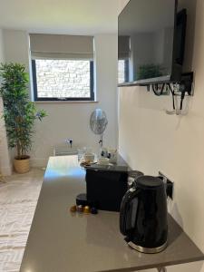 una cocina con un hervidor de agua en una encimera en Beachcliff Rooms & Apartments en Cardiff