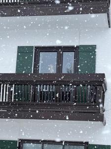 ライト・イム・ヴィンクルにあるAlpenparadiesの窓前の雪のベンチ