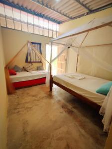 מיטה או מיטות קומותיים בחדר ב-Raindance