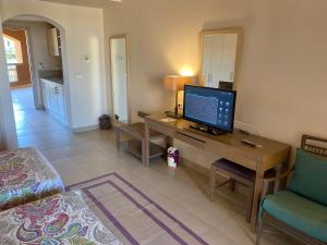 a living room with a desk with a computer on it at Byoum lake side hotel room, Tunis village, fayoum in Qaryat at Ta‘mīr as Siyāḩīyah
