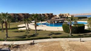 Pogled na bazen v nastanitvi Byoum lake side hotel room, Tunis village, fayoum oz. v okolici