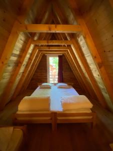 Postel nebo postele na pokoji v ubytování STANET Forest Houses + 37 fotografií