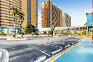 ein leerer Parkplatz in einer Stadt mit hohen Gebäuden in der Unterkunft Splash Resort 907W in Panama City Beach