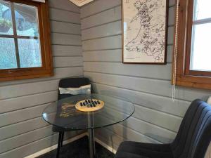 einen Tisch und zwei Stühle in einem Zimmer in der Unterkunft Panteinion Hall- The Cabin in Fairbourne