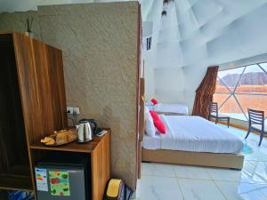 European luxury camp في Disah: غرفه فندقيه بسرير وشرفه