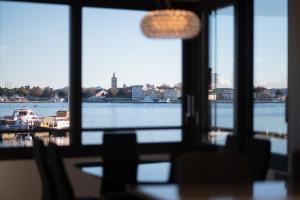 vista su un fiume con una barca in acqua di Seafront Luxury Suite Idassa by Belmont Realty a Zara (Zadar)