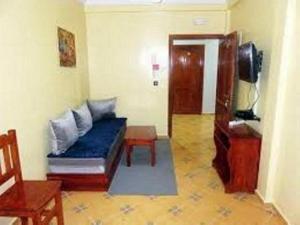 uma sala de estar com uma cama e uma mesa em RESIDENCE HOTELIERE CANALINA em Villa Bens