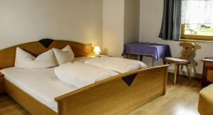 Ένα ή περισσότερα κρεβάτια σε δωμάτιο στο s' Ludwign Haus