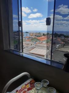 Zimmer mit Stadtblick aus dem Fenster in der Unterkunft KIT DA BERE in São Thomé das Letras