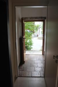 una puerta abierta que conduce a una habitación con suelo de baldosa en Ferienwohnung im historischen Ortskern von Kallmünz, en Kallmünz