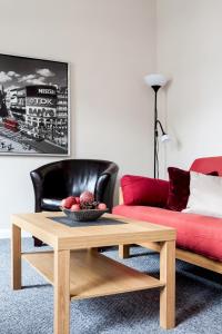 ロンドンにあるMadison Hill - Bedford Hill 1 - One bedroom flatのリビングルーム(コーヒーテーブル、赤いソファ付)