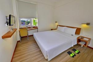 Postel nebo postele na pokoji v ubytování Whiz Hotel Malioboro Yogyakarta