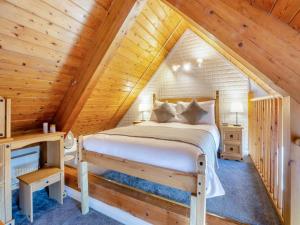 1 dormitorio en una cabaña de madera con 1 cama en Northlands Farm Superior Chalet 2, en Chichester