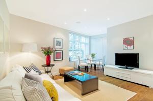 uma sala de estar com um sofá branco e uma televisão em Madison Hill - White Hill House 1 - 1 bedroom flat em Londres