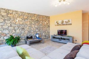 una sala de estar con una pared de piedra en Casa Salir, en Salir