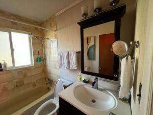 y baño con lavabo, aseo y espejo. en Cozy Artistic Room Available in Delta Surrey Best Price en Delta