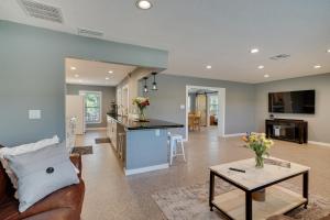 Una sala de estar y una cocina con un sofá y una mesa. en Spacious Arcadia Escape Near Public Boat Ramp, en Arcadia