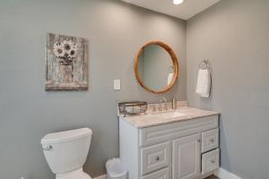 Un baño con inodoro, lavabo y espejo. en Spacious Arcadia Escape Near Public Boat Ramp, en Arcadia 33 fotos más