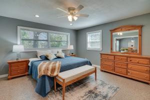 Un dormitorio con una cama con ventilador de techo y una cómoda. en Spacious Arcadia Escape Near Public Boat Ramp, en Arcadia