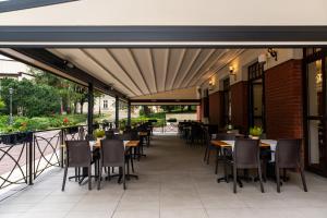 uma área de refeições exterior com mesas e cadeiras em Grand Sal em Wieliczka