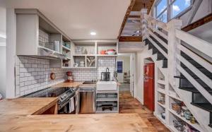 una cocina con fregadero y una escalera en Shawnee General Store, en Shawnee on Delaware