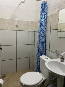 uma casa de banho com um WC e um lavatório em Pousada Galinhos em Galinhos