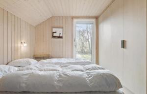 - 2 lits dans une chambre avec fenêtre dans l'établissement Amazing Home In Vggerlse With Wifi, à Bøtø By
