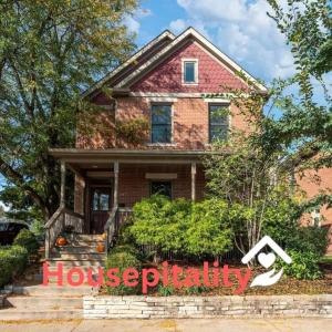 une maison avec un panneau devant elle dans l'établissement Housepitality - The Victorian Vacation Home, à Columbus