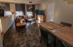 a living room with a table and a couch at Appartement Carlijn in Diever