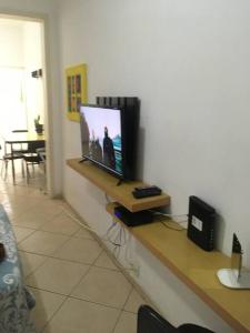 a television sitting on a counter in a room at Av Atlântica - Beira Mar de Copacabana - posto4 in Rio de Janeiro