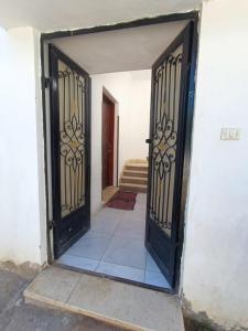 una puerta abierta a un pasillo con una escalera en Egypt lovers home, en Luxor