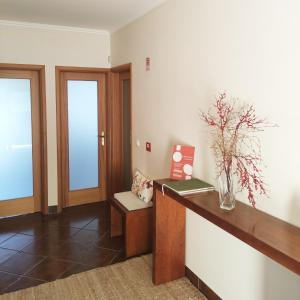 een kamer met een bureau en een vaas met bloemen erop bij Casa de Pichoses in Geres