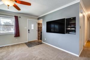 ein Wohnzimmer mit einem Flachbild-TV und einem Deckenventilator in der Unterkunft Wamego Home Base 16 Mi to Kansas State Campus in Wamego