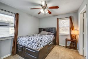 Schlafzimmer mit einem Bett und einem Deckenventilator in der Unterkunft Wamego Home Base 16 Mi to Kansas State Campus in Wamego