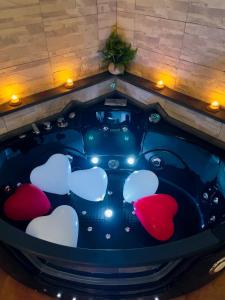een bad met rode en witte harten erin bij Room24 in Genzano di Roma