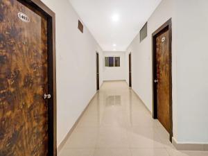 einen Flur mit zwei Türen und Fliesenboden in der Unterkunft Super Collection O Hotel Pnr International Mehdipatnam in Hyderabad