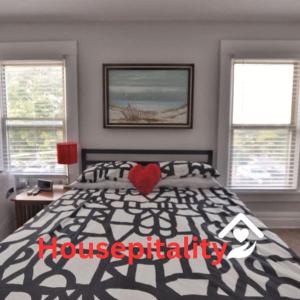 um quarto com uma cama com um coração em Housepitality - The Sail Away Townhouse em Columbus