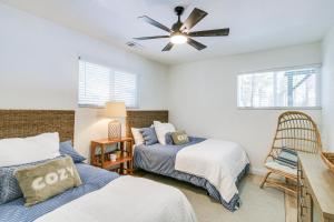 - une chambre avec 2 lits et un ventilateur de plafond dans l'établissement Westwood Cabin Lake Almanor Across the Street!, à Lake Almanor