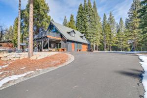 Westwood Cabin Lake Almanor Across the Street! في Lake Almanor: منزل أمامه ممر